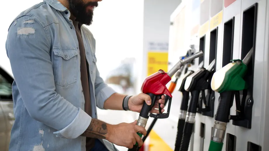 Scade pretul la carburanti dupa controalele anuntate de Ministerul Energiei Cat vor plati soferii pentru un plin